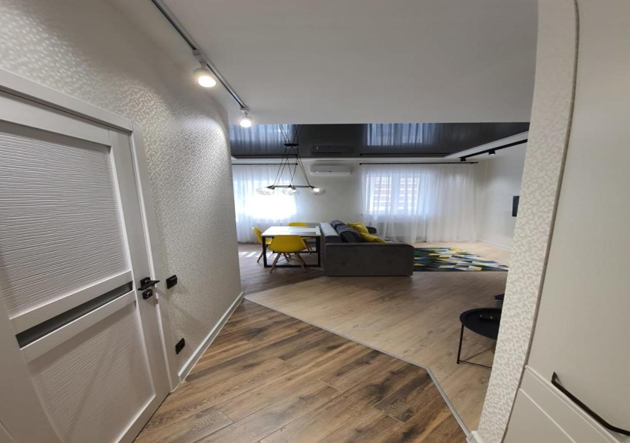 New Lux Apartment 2020 Kharkiv Bagian luar foto